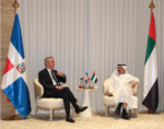 El presidente Luis Abinader y  Sultan Ahmed bin Sulayem, chairman y CEO del grupo logístico global DP World, durante la reunión.