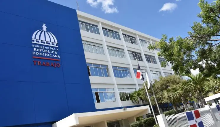 El país prueba esquemas más cortos en el sector privado sin cambios legales. El plan genera inquietudes sobre rendimiento y la posición de líderes empresariales marca el pulso del avance
