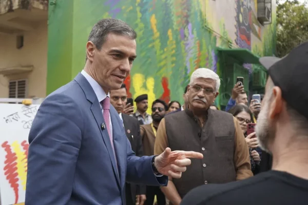 El presidente del Gobierno, Pedro Sánchez, inaugura un mural hispano-indio de arte callejero del artista español Suso33, en el distrito Lodhi de Nueva Delhi.