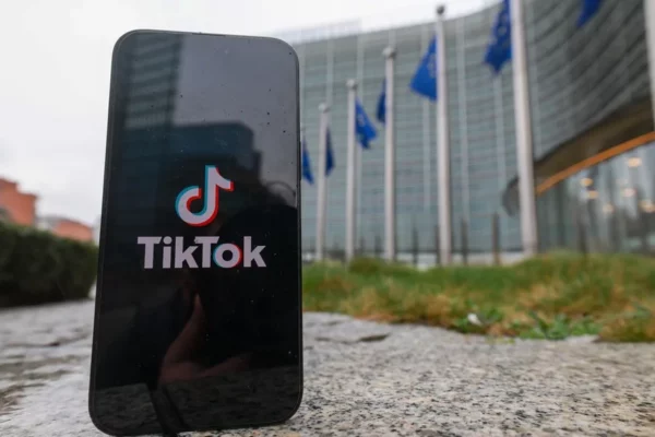 Bruselas concluye que el diseño “adictivo” de TikTok vulnera la ley comunitaria.