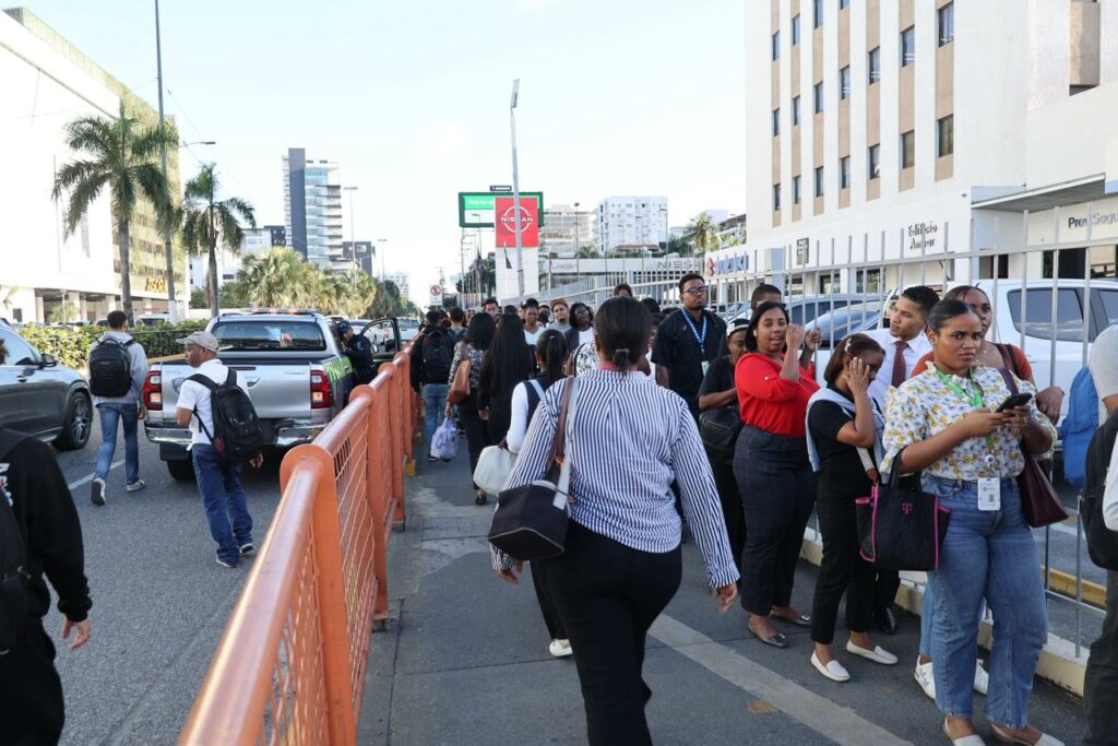Largas filas por avería de línea 2 del metro - fotos Chaimy Soriano