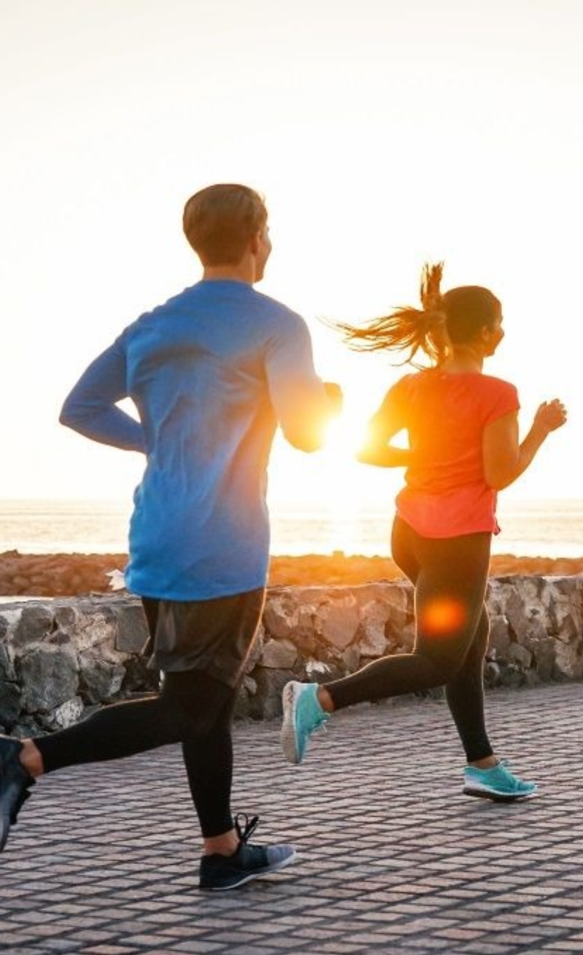 La vitamina D se sintetiza en la piel tras la exposición a radiación UVB.