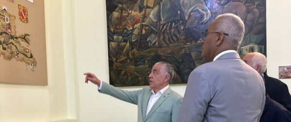 El general    (r), historiador y poeta José Miguel Soto Jiménez contempla el mapa de República Dominicana, en compañía del mayor general (r) ERD Valerio Antonio García Reyes.