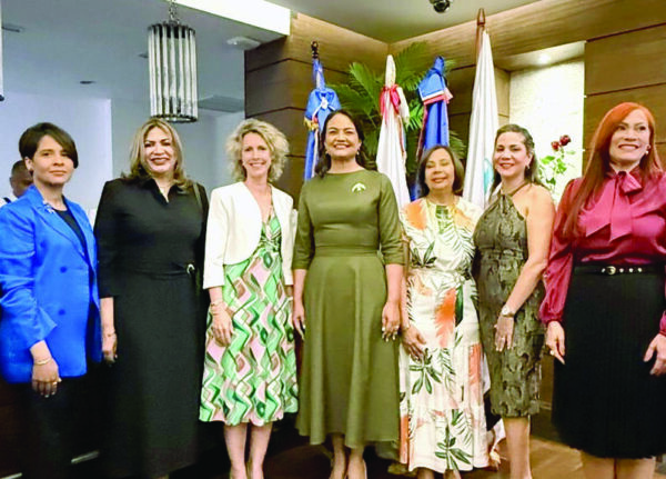 Directivas de la FEM junto a la embajadora de Francia en el país.