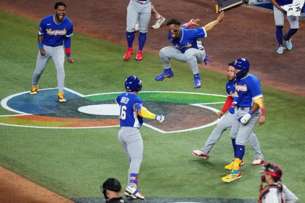 Venezuela derrota a Japón en el Clásico Mundial de Béisbol y celebra su clasificación a Los Ángeles.