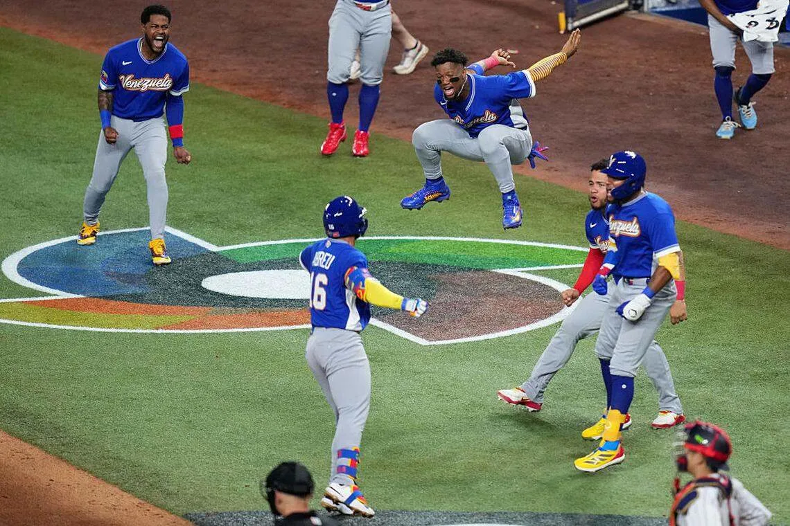 Venezuela celebra triunfo ante Japón en el Mundial de Béisbol y su pase ...