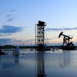 El petróleo Texas cae casi un 10 % tras posponer Trump ataques plantas energéticas en Irán