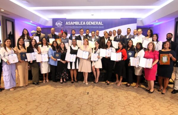 Los representantes de las empresas recibieron el certificado de acreditación.