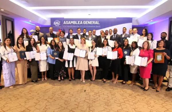 Los representantes de las empresas recibieron el certificado de acreditación.