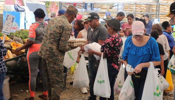 Personas comprando sus alimentos y aprovechando un menor precio.  José Francisco
