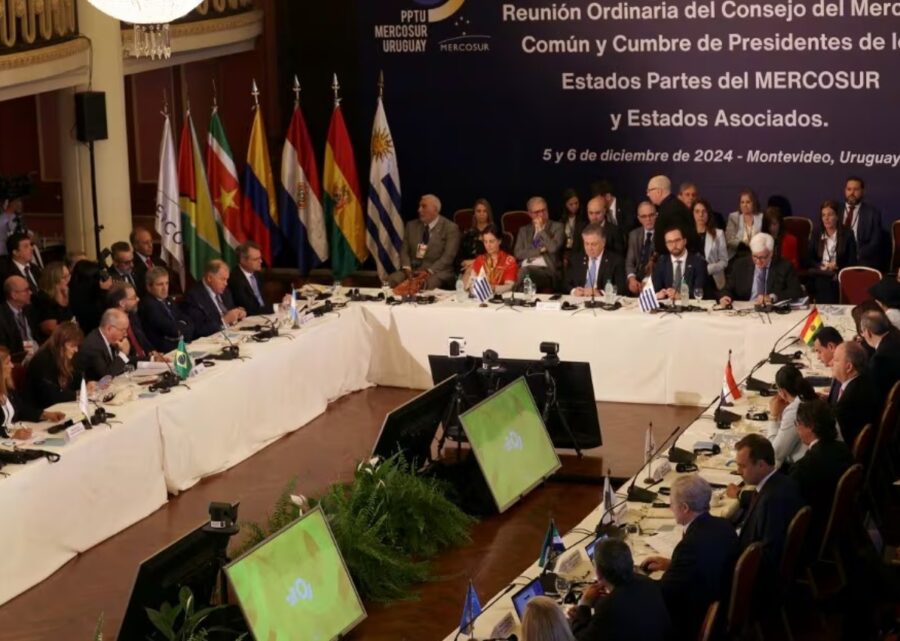 Presidentes de los países miembros de Mercosur en la región, luego de la firma del tratado.