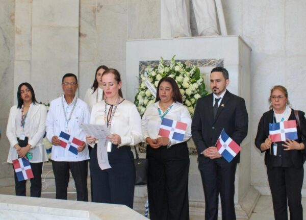Directivos de la entidad en el Altar de la Patria.