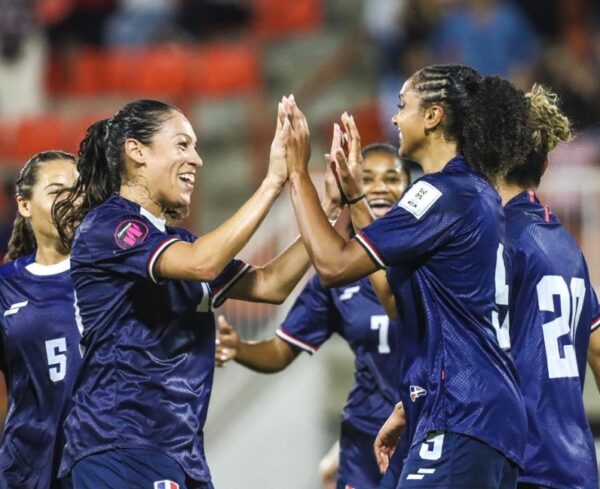 Jugadoras de la selección se felicitan tras lograr el triunfo.