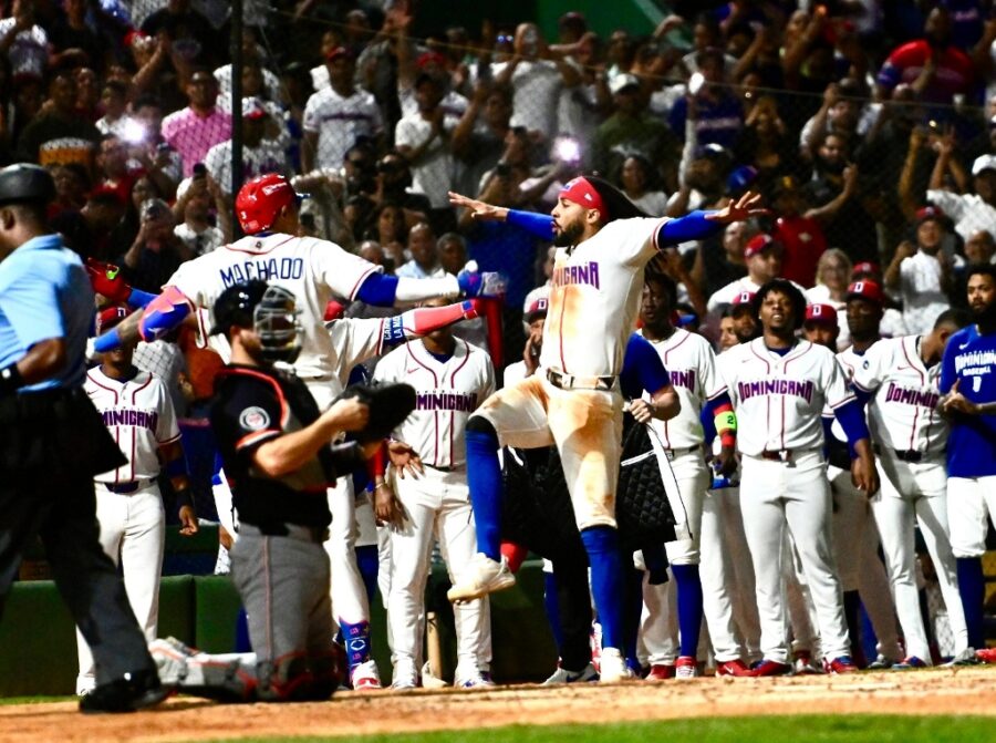 Jugadores del equipo dominicano celebran el cuadrangular de Manny Machado en la cuarta entrada.  Alberto calvo