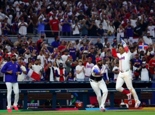 Juan Soto celebra luego de pegar el cuadrangular que facilitó el nocaut de República Dominicana  ante Países Bajos.