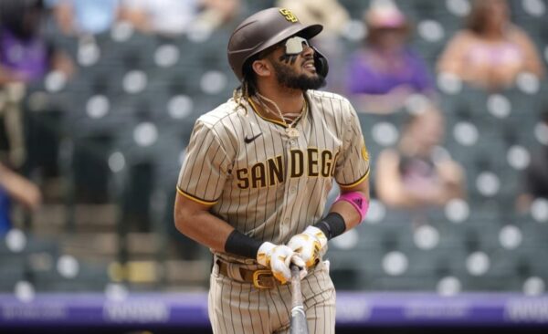 El dominicano Fernando Tatis, de San Diego,  está muy alegre para la próxima campaña.  Ap