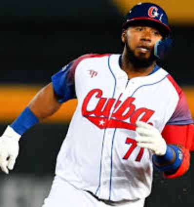 Erisbel Arruebarrena conectó el batazo clave para Cuba.
