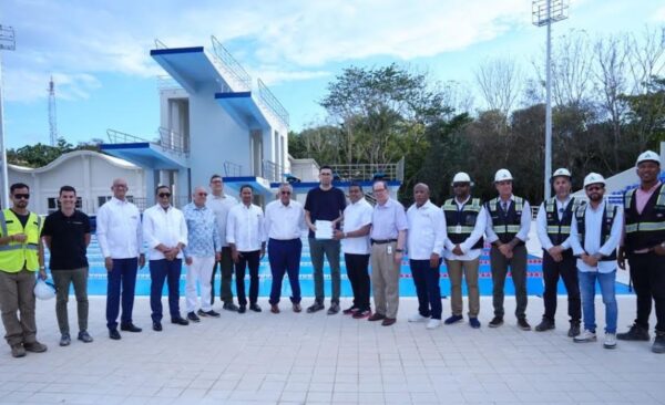 José P. Monegro, Felipe Vicini y Luis Mejía, junto a otros dirigentes,  reciben la certificación.