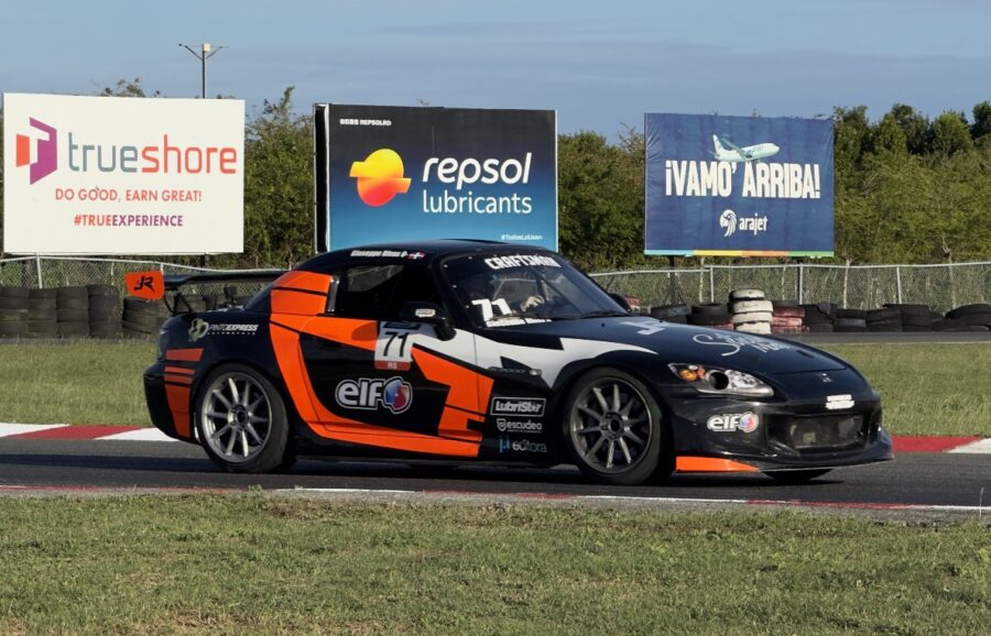 Giuseppe Rivas, en acción,  en el trazado del Autódromo internacional de  Las Américas.