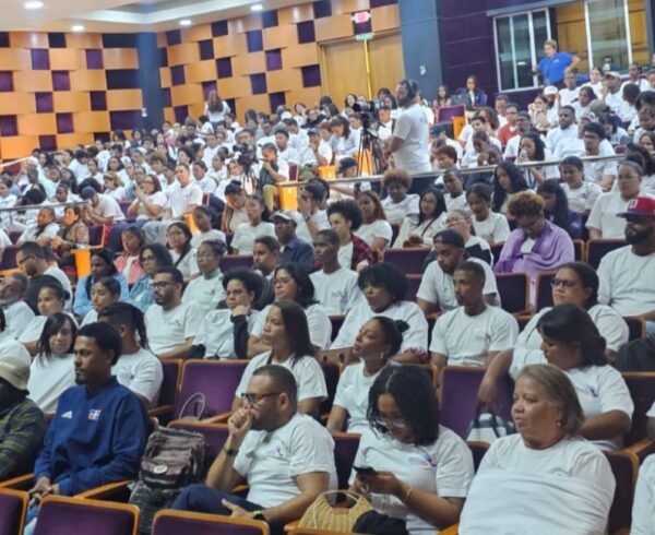 Centenares de voluntarios reciben cursos de  capacitación.