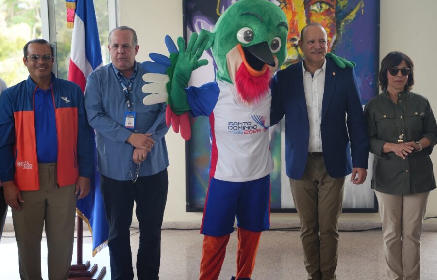 El alcalde Ulises Rodríguez recibe la mascota Juegos Santo Domingo 2026.  fuente externa