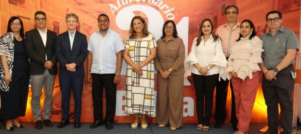 José Alfredo Corripio,  José P. Monegro y Gema Hidalgo, junto a los ejecutivos del Grupo de Comunicaciones Corripio en la celebración del 24 aniversario del periódico EL DÍA.