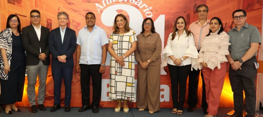 José Alfredo Corripio,  José P. Monegro y Gema Hidalgo, junto a los ejecutivos del Grupo de Comunicaciones Corripio en la celebración del 24 aniversario del periódico EL DÍA.