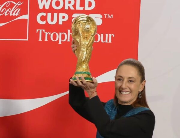 La presidenta de México, Claudia Sheinbaum, muestra sonriente trofeo Copa del Mundo.