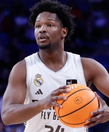 Andrés Feliz intenta realizar una ofensiva.