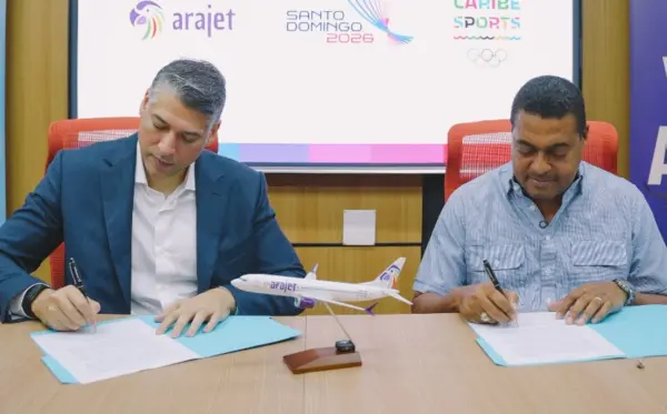 Víctor Pacheco y José Monegro suscriben el  acuerdo.   externa