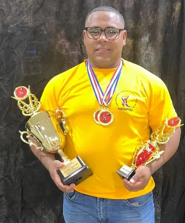 Luis Florentino,  con  trofeo de Más Valioso y la copa.