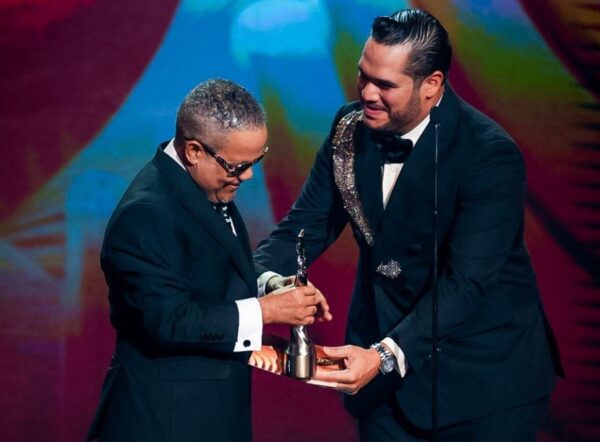 Héctor Acosta recibe el premio  de Juan Carlos Pichardo.