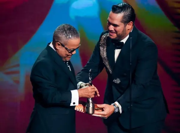 Héctor Acosta recibe el premio  de Juan Carlos Pichardo.