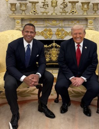 Alex Rodríguez posa junto al presidente Donald Trump.