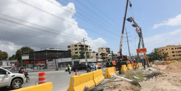 Brigadistas trasladarían el semáforo de la intersección en la Jacobo Majluta, para colocarlo frente al desvío.  elieser tapia