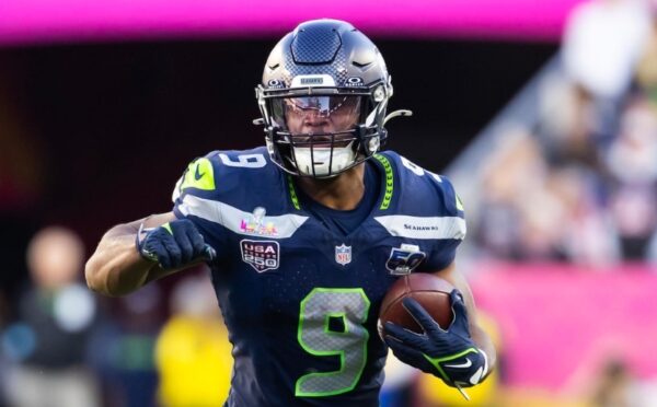 Kenneth Walker III corre en el Super Bowl ante los Patriots. ap