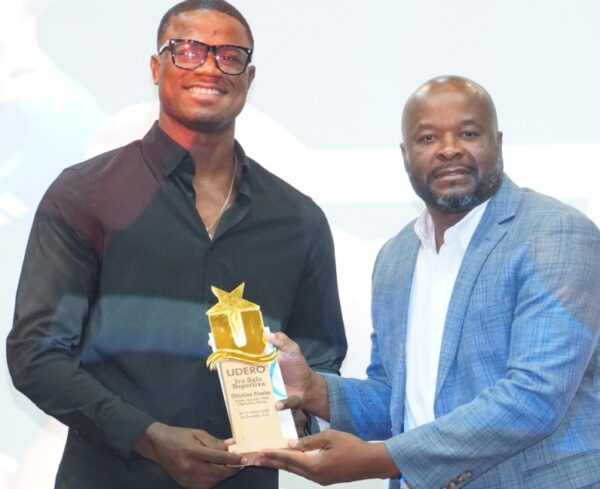 Cristian Pinales, recibe el galardón de Aquiles Pinales.