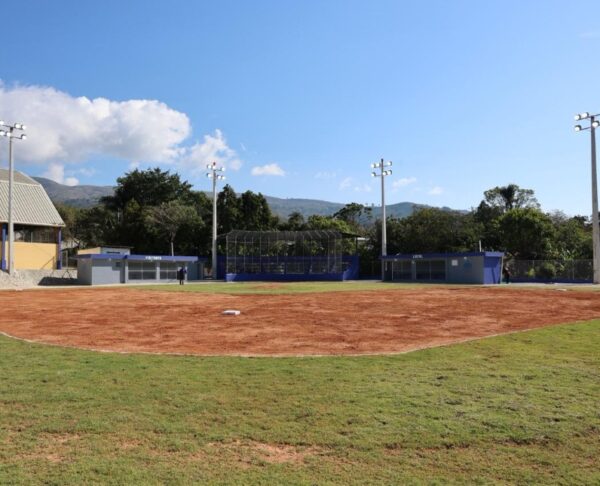 Estadio que entregó el ministro Kelvin Cruz en Hondo Valle.