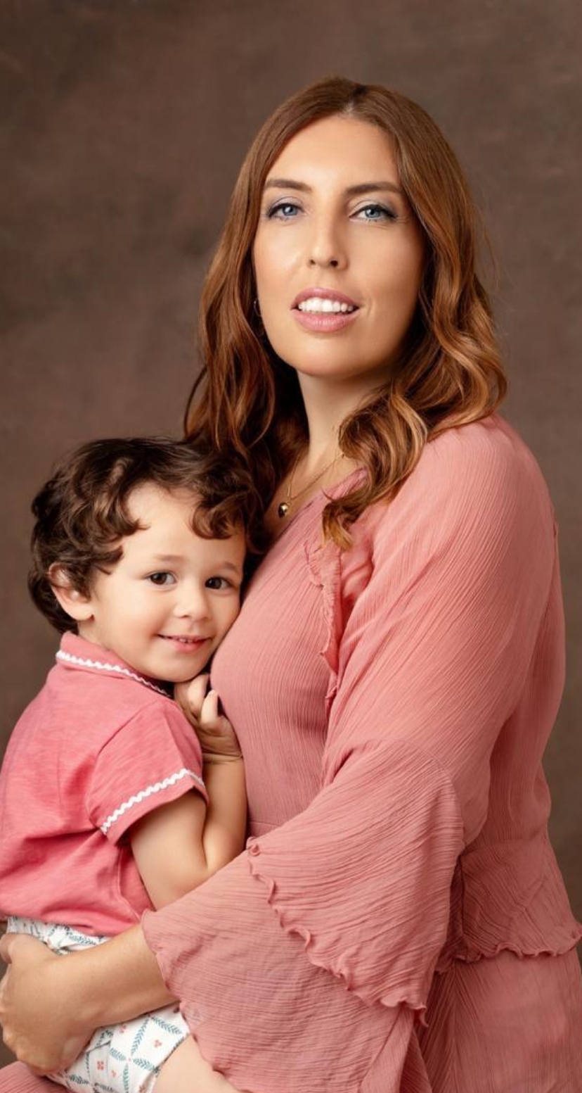 Elena Crespo carga feliz a su retoño.