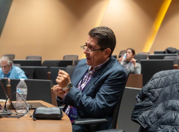 Aldrette afirma que herramientas como la inteligencia artificial amplían las capacidades, pero no sustituyen habilidades.