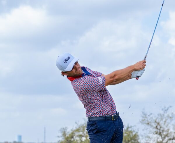 Willy Pumarol ejercita un swing en el evento.  fuente externa