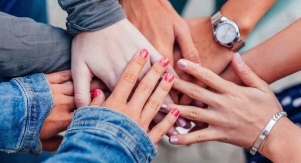 La organización ha impactado a cientos de mujeres a través de talleres, mentorías, programas de asistencia psicológica y conferencias presenciales y virtuales.