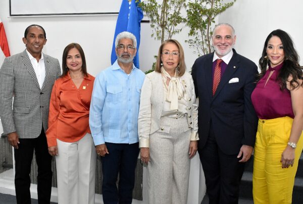 Darwin Rosario Acosta, Marilis Pérez, Héctor Díaz, Olga v. Acosta, Osvaldo Olguín y Paola Rosado.