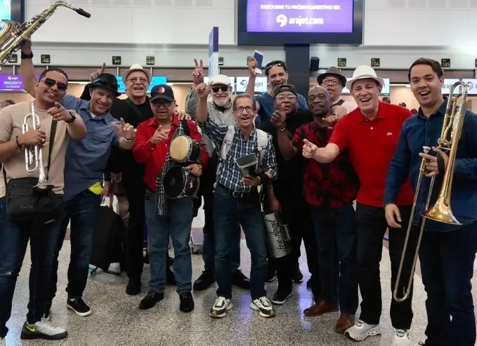 Arajet  muestra merengue y cultura a pasajeros.