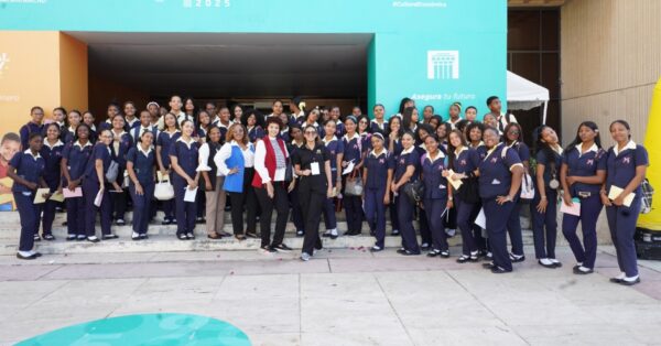 Ejecutivos del banco junto a estudiantes que se dan cita al evento.