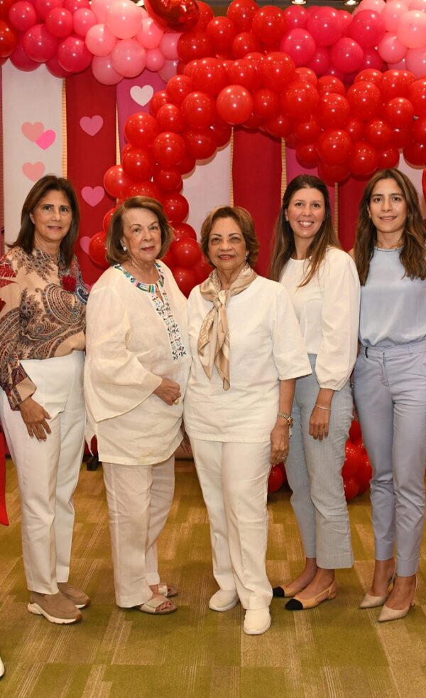 María Isabel Hernández, Carmencita de Bisonó, Angélica Benítez de Ginebra, Sara Bermúdez y Graciela Barceló.