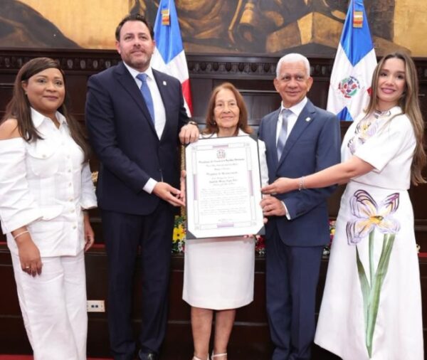 Miriam Pujols junto a funcionarios del Congreso Nacional.