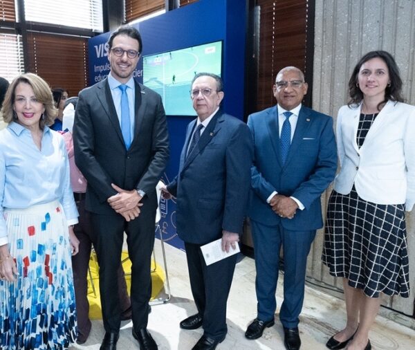 Ejecutivos de Visa y el Banco Central en el evento.
