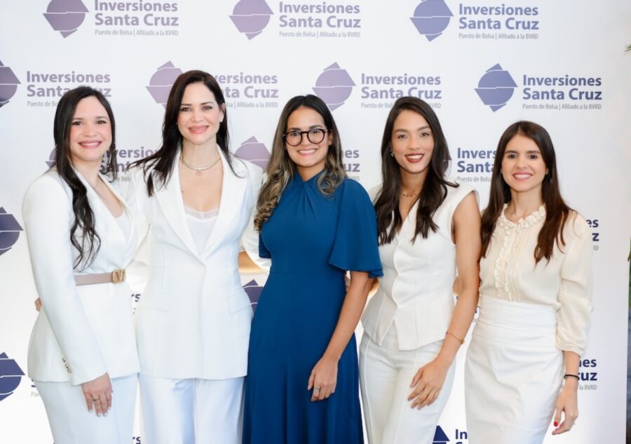 Patricia Aldebot, Lexy Collado, Kemberly Hernández, Ramilfi Cerda y Ana Álvarez.