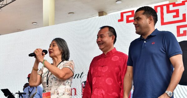 Miguel Feng, presidente de la Fundación Jade Pro Comunidad China, agradeció a los presentes.